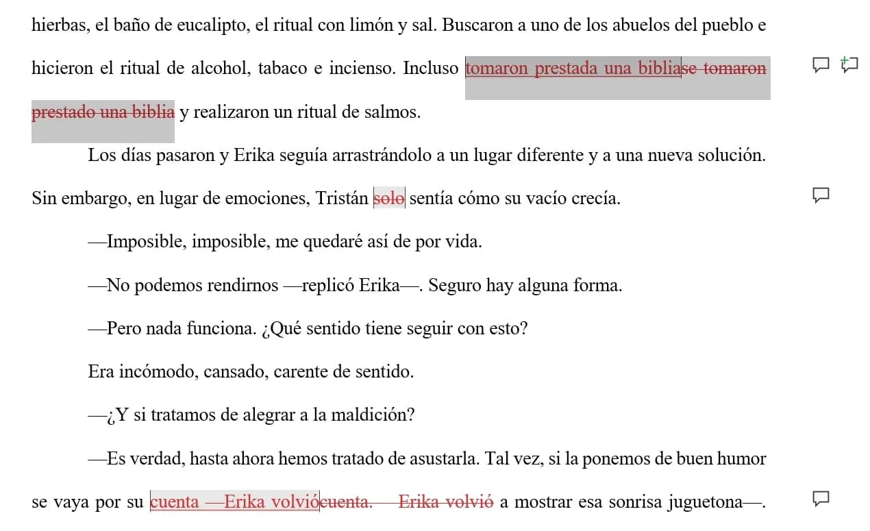 Una página del manuscrito en Word durante una revisión de Stylistic: una frase lleva una eliminación tachada y su reemplazo subrayado, otras dos frases están marcadas igual, y el margen tiene los globos de comentario que explican cada cambio.